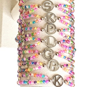 Pulseira com contas de letras, pulseira empilhável elástica, miçangas, pingente inicial, presente com nome personalizado para ela, letra maiúscula do alfabeto