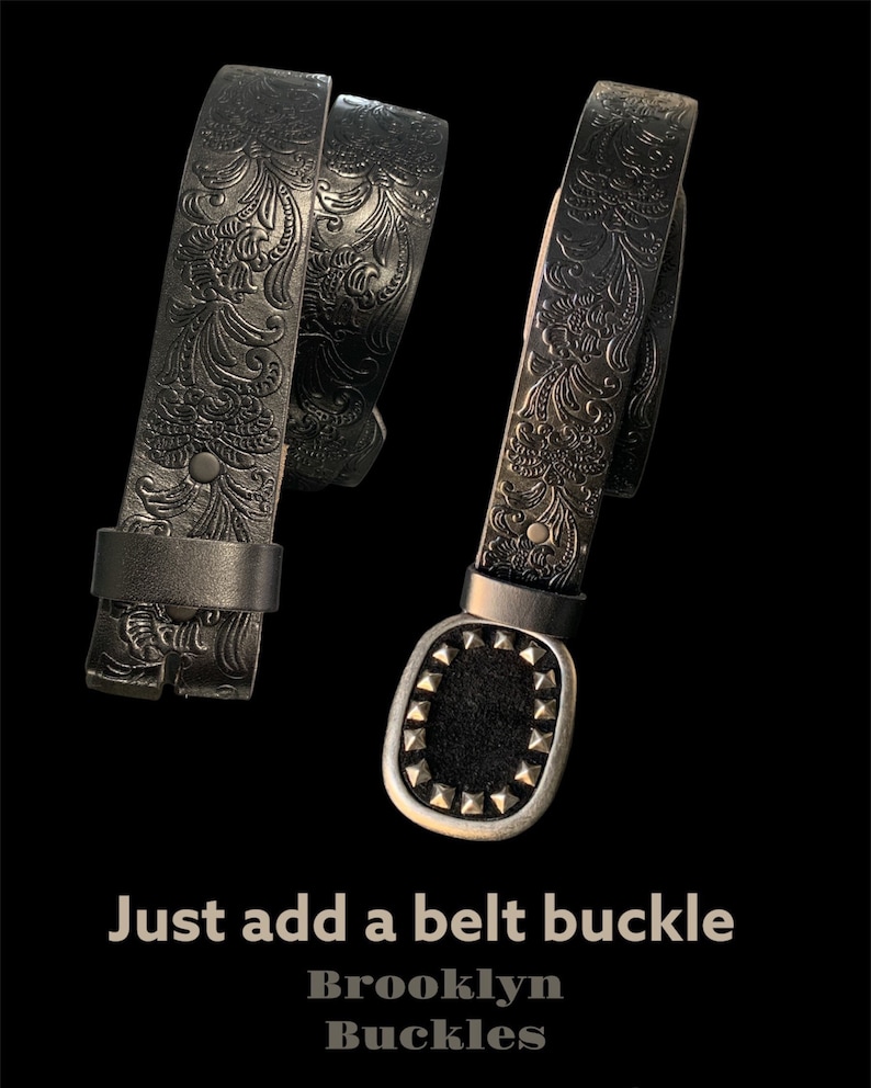 K&ouml;nnte beinhalten: Schwarzer Lederg&uuml;rtel mit einem gepr&auml;gten Blumenmuster. Der G&uuml;rtel ist in der H&auml;lfte gefaltet und enth&auml;lt eine silberfarbene Schnalle mit einem Nietendesign. Der Text "Just add a belt buckle" und "Brooklyn Buckles" ist unterhalb des G&uuml;rtels sichtbar.