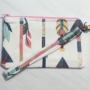 Bolso de mano con plumas // Cartera pequeña // Cartera estilo boho // Cartera para niñas // Estuche rosa para lápices // Bonita cartera con cremallera // Bolso gris y blanco // Cartera rosa y azul
