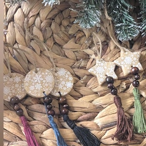 Boho klei kerstversieringen, sterren en cirkels met kwastjes/beschilderde klei