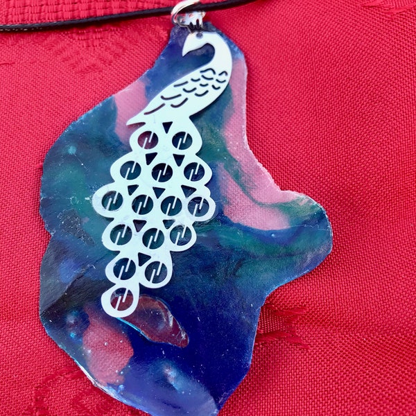 Collier Pendentif paon argenté sur fond en résine bleue