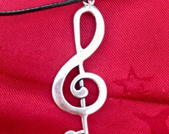 Collar con colgante de música de clave de sol de plata