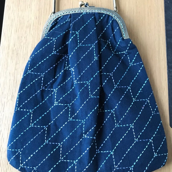 Sac pochette en  broderie japonaise Sashiko bleu marine avec fermoir ancien  Porté main