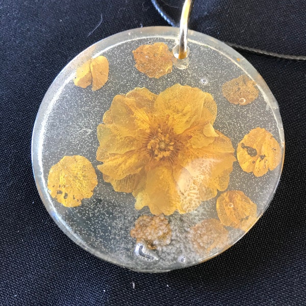 Collier pendentif rond en résine avec incrustation de pétales de fleurs jaunes naturelles