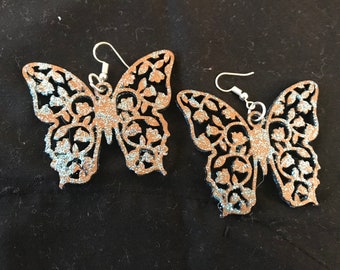 Boucles d’oreilles papillons bleu ou vert en bois verni avec des paillettes