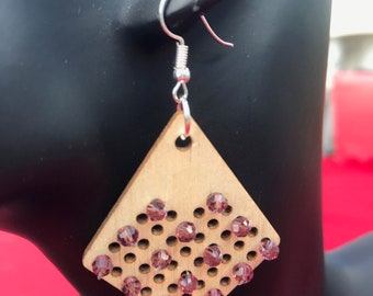 Boucles d’oreilles pendantes Losange en bois et perles verre marron