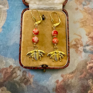 Boucles D’oreilles Anciennes En Bakélite Dorée Sculptée – Style Vintage, Occasion
