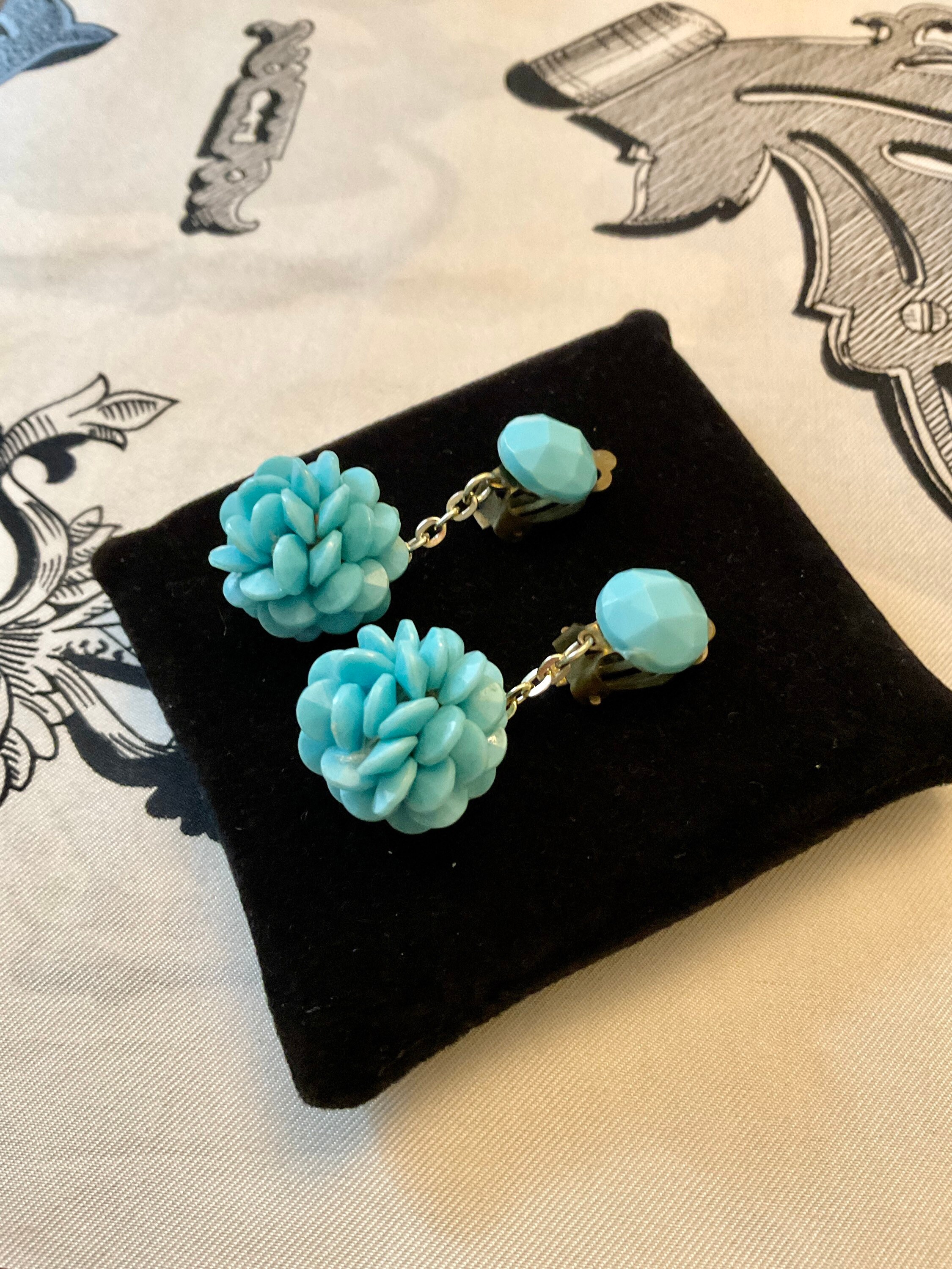 Jolies boucles d'oreille avec pendants bleus et métal doré - Montres & Bijoux
