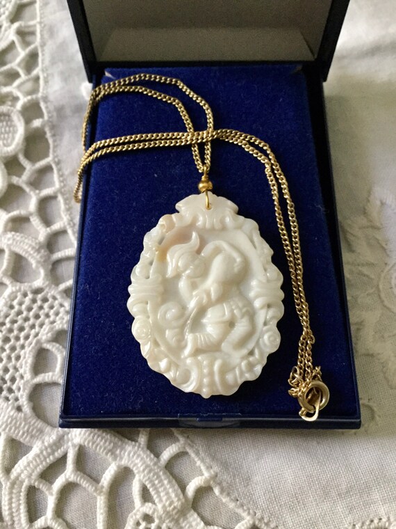 Carved MOTHER OF PEARL Medaillon Pendentif Chain Necklace | Etsy