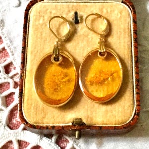 FRANCE ARTIST JEWELRY c1970 Lucite Inclusion Coral Chips Earrings- Original Modernist Design - Authentic Vintage Earrings