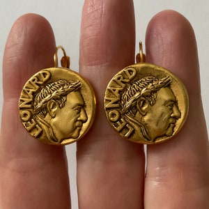 LÉONARD PARIS ALTA COSTURA Preciosos pendientes vintage - Joya con diseño de moneda antigua del emperador - Firmada - Camafeo bañado en oro - de Francia