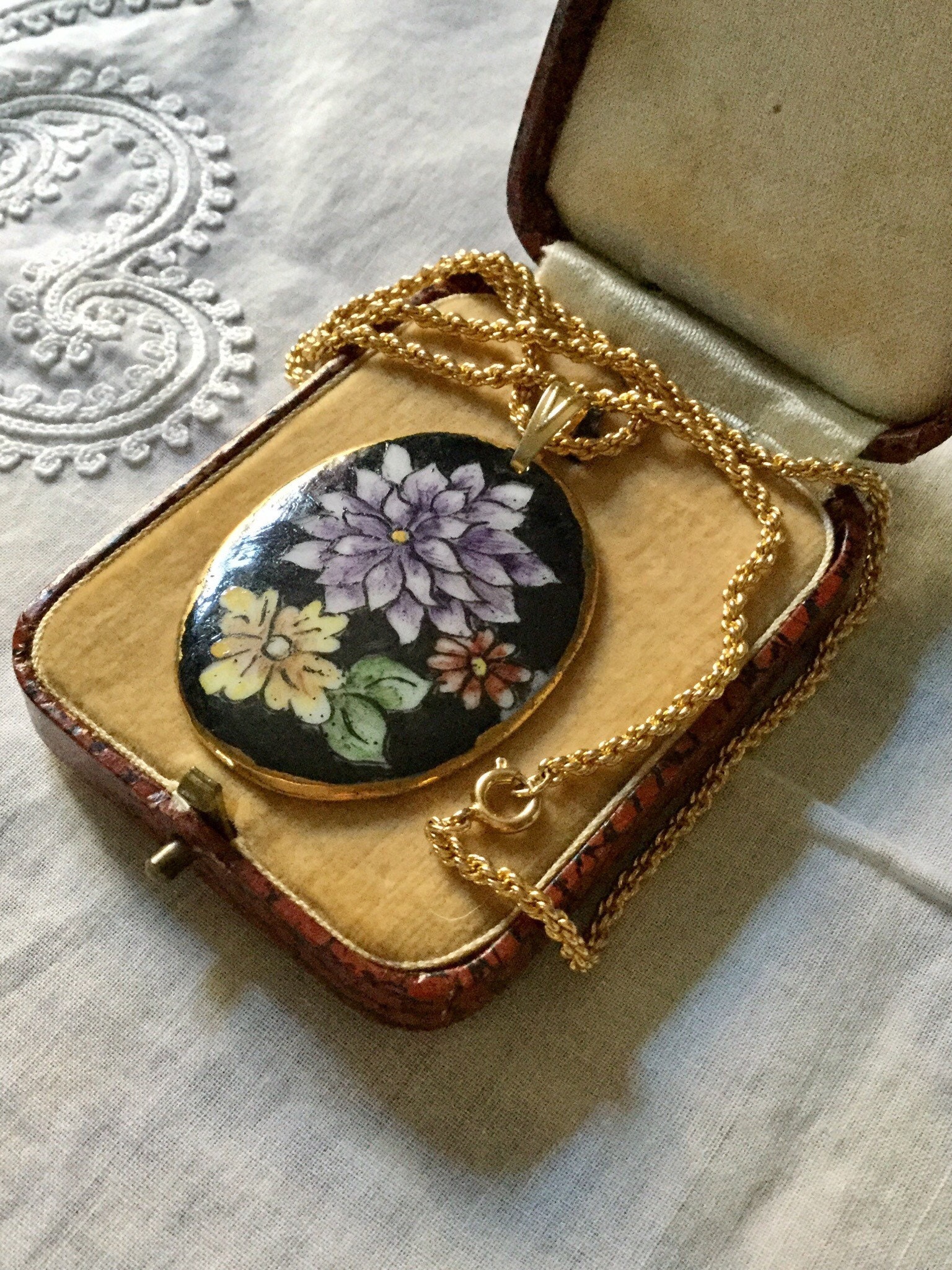 Médaillon Pendentif En Porcelaine De Limoges - Décor Fleuri - Occasion Vintage