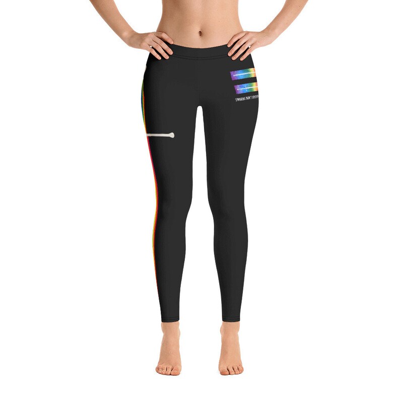 Puede incluir: Leggings negros con una raya arco&iacute;ris a un lado y un s&iacute;mbolo de igualdad arco&iacute;ris en el muslo derecho. El texto "PRIDE IS NOT A SEASON" est&aacute; impreso debajo del s&iacute;mbolo.