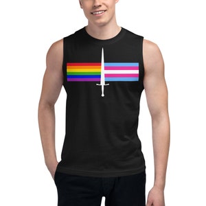 Puede incluir: Una camiseta de tirantes negra sin mangas con un diseño de espada blanca. La espada está colocada entre una bandera del orgullo arcoíris y una bandera del orgullo transgénero.