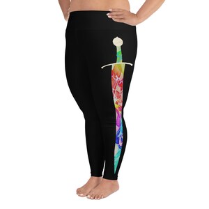 Puede incluir: Leggins negros con un diseño de espada arcoíris en la pierna derecha.