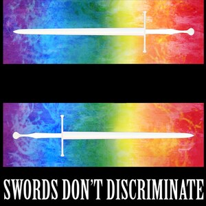 Puede incluir: Dos espadas blancas se muestran sobre un fondo de arco&iacute;ris. El texto "SWORDS DON'T DISCRIMINATE" est&aacute; en la parte inferior de la imagen.