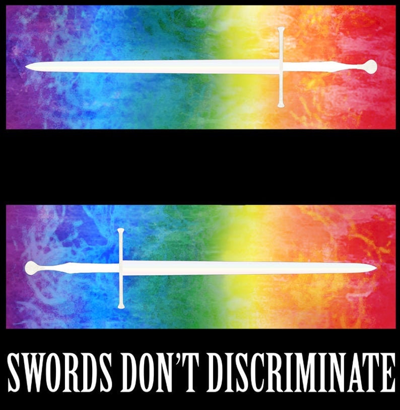 Puede incluir: Dos espadas blancas se muestran sobre un fondo de arco&iacute;ris. El texto "SWORDS DON'T DISCRIMINATE" est&aacute; en la parte inferior de la imagen.