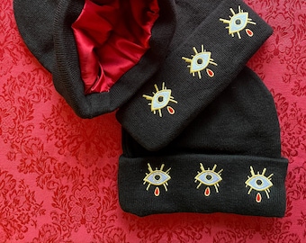 BLACK Angel Eyes - 360 geborduurde beanie met rood satijnen voering