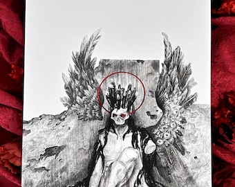 Könnte beinhalten: Eine Schwarzweißzeichnung mit Bleistift einer skelettartigen Figur mit roten Augen, die eine Dornenkrone trägt und mit großen schwarzen Flügeln hinter sich sitzt. Die Figur ist von einem roten Heiligenschein umgeben.