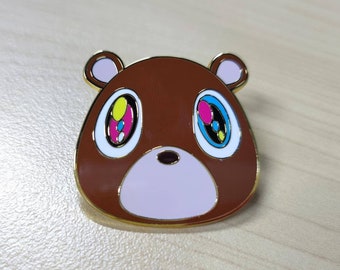 Spilla smaltata di Kanye West 'Orsetto della laurea'