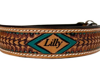 Puede incluir: Un collar de perro de cuero marrón claro con un diseño de diamante turquesa y el nombre "Lilly" grabado en letras negras.