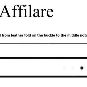 Może przedstawiać: Czarny sk&oacute;rzany pasek ze srebrną klamrą i wieloma otworami do regulacji rozmiaru. Tekst "Collar size is measured from leather fold on the buckle to the middle notch" jest napisany nad paskiem.