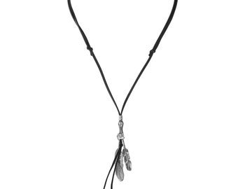 Handgemaakte metalen ketting met veerhanger voor mannen en vrouwen in rustieke zilveren afwerking 12NKCH5588N