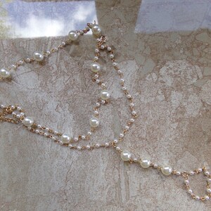 手作りの謎のアイテムが付いたビーズ足の花のようなパロールを持つバラ金魚