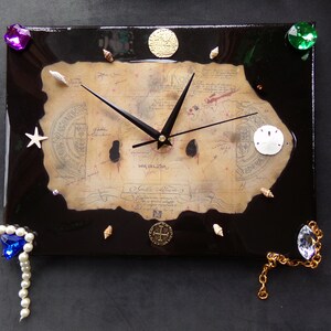 Reloj de pared con mapa del tesoro pirata