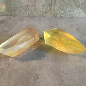 Conjunto de 2 sabonetes artesanais com óleo essencial de glicerina em formato de cristal com aroma de capim-limão