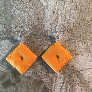 Orecchini in argilla polimerica con cracker al formaggio
