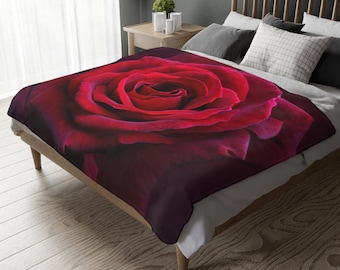 Kocyk Minky z aksamitu Red Rose i płatków czerwonej róży na Walentynki (nadruk dwustronny)