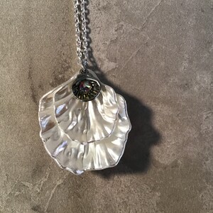 Beautiful Faux White Seashell with Carnival Gem Necklace Jewelry