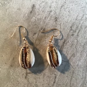 Goldplated Natural Pooka Seashell Earrings