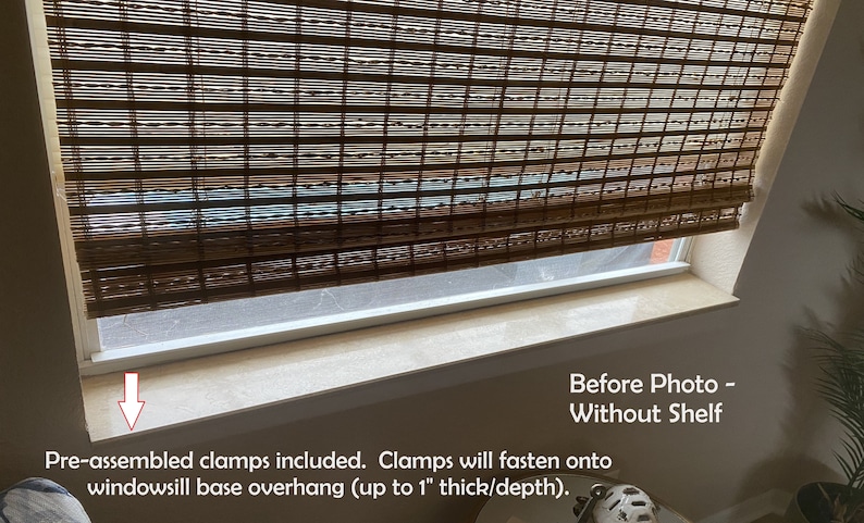 Puede incluir: Primer plano de un alf&eacute;izar de ventana con una superficie de m&aacute;rmol blanco. El alf&eacute;izar de ventana tiene un voladizo de 2,5 cm. El texto "Foto anterior - Sin estante" es visible en la imagen. Se incluyen abrazaderas premontadas para sujetar al voladizo del alf&eacute;izar de ventana.