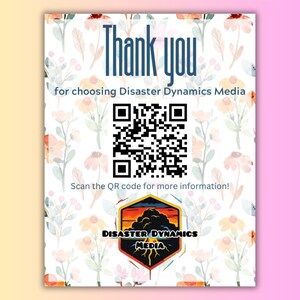 Op de afbeelding: Bedankt voor het kiezen van Disaster Dynamics Media. Scan de QR-code voor meer informatie. Een logo voor Disaster Dynamics Media toont een zonsondergang met een donkere wolk en een bliksem.