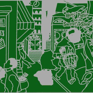Könnte beinhalten: Eine grüne Illustration einer Szene aus dem Harry-Potter-Buch "Harry Potter und der Stein der Weisen". Die Illustration zeigt eine Gruppe von Menschen, die eine Straße mit Geschäften auf beiden Seiten entlanggehen. Der Text "Harry Potter und der Stein der Weisen" ist oben im Bild sichtbar.
