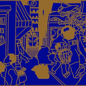 Könnte beinhalten: Eine blaue und braune Illustration einer Szene aus dem Buch "Harry Potter und der Stein der Weisen". Die Illustration zeigt eine Straßenszene mit mehreren Figuren, darunter Harry Potter, Ron Weasley und Hagrid.