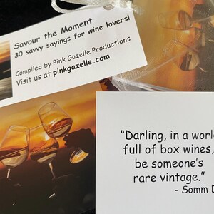 Op de afbeelding: Een set kaarten getiteld Savour the Moment met 30 spreuken voor wijnliefhebbers van Pink Gazelle Productions. E&eacute;n kaart toont een wijntoast bij zonsondergang, terwijl een andere de tekst bevat: Darling, in a world full of box wines, be someone's rare vintage.