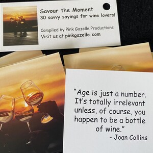 Op de afbeelding: Een set kaarten getiteld Savour the Moment 30 savvy sayings for wine lovers door Pink Gazelle Productions. E&eacute;n kaart bevat de tekst: Age is just a number. It's totally irrelevant unless, of course, you happen to be a bottle of wine. - Joan Collins.