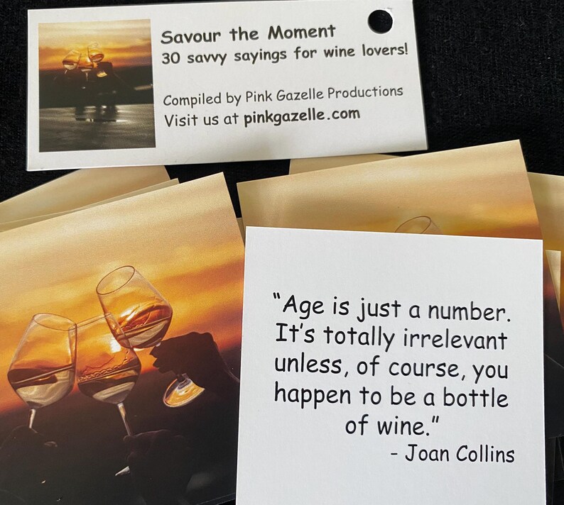 Op de afbeelding: Een set kaarten getiteld Savour the Moment 30 savvy sayings for wine lovers door Pink Gazelle Productions. E&eacute;n kaart bevat de tekst: Age is just a number. It's totally irrelevant unless, of course, you happen to be a bottle of wine. - Joan Collins.