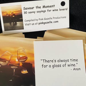 Op de afbeelding: Een set kaarten getiteld Savour the Moment, 30 savvy sayings for wine lovers, samengesteld door Pink Gazelle Productions. Elke kaart bevat een zonsondergangfoto van drie wijnglazen en een citaat, zoals There's always time for a glass of wine.