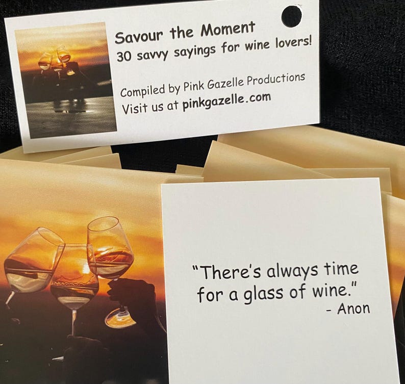 Op de afbeelding: Een set kaarten getiteld Savour the Moment, 30 savvy sayings for wine lovers, samengesteld door Pink Gazelle Productions. Elke kaart bevat een zonsondergangfoto van drie wijnglazen en een citaat, zoals There's always time for a glass of wine.