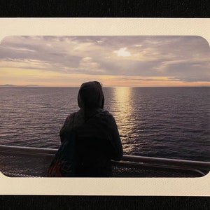 Carte d'anniversaire zen Femme paisible sur le ferry