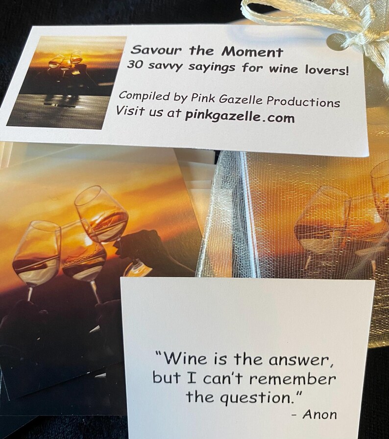 Op de afbeelding: Een set kaarten getiteld Savour the Moment 30 savvy sayings for wine lovers door Pink Gazelle Productions. De kaarten bevatten afbeeldingen van wijnglazen bij zonsondergang en citaten zoals Wine is the answer, but I can't remember the question. Anon.