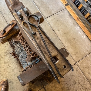 Jeu de tisonniers et de pinces forgés à la main – Outils de cheminée fabriqués par forgeron
