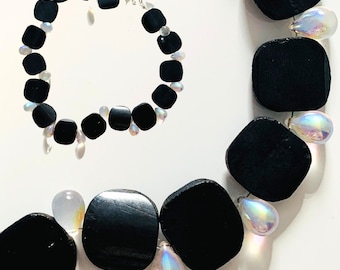 Collier arc-en-ciel irisé en os de perles de verre rustique moderne minimalisme noir artistique inhabituel wabi sabi accrocheur pièce unique