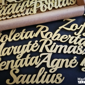 Gepersonaliseerde houten tafel plaatskaart, op maat gemaakt voor elke naam, Laser Cut Vorm in natuurlijke, zilveren of gouden kleur geschilderd door Marktek DECO