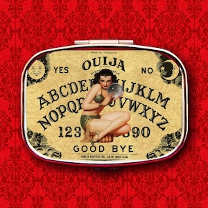 Ouija Juego de mesa Adivino Pin Up Girl Anillo de bola de cristal Baratija Stash Medicina Vitaminas Goma Tic Tacs Menta Metal Pastillero Estuche Titular
