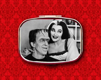 Lily Herman Munster Frankenstein The Munsters Bague Bibelots Cachette Médicaments Vitamines Gomme Tic Tacs Boîte à pilules en métal menthe Porte-boîte